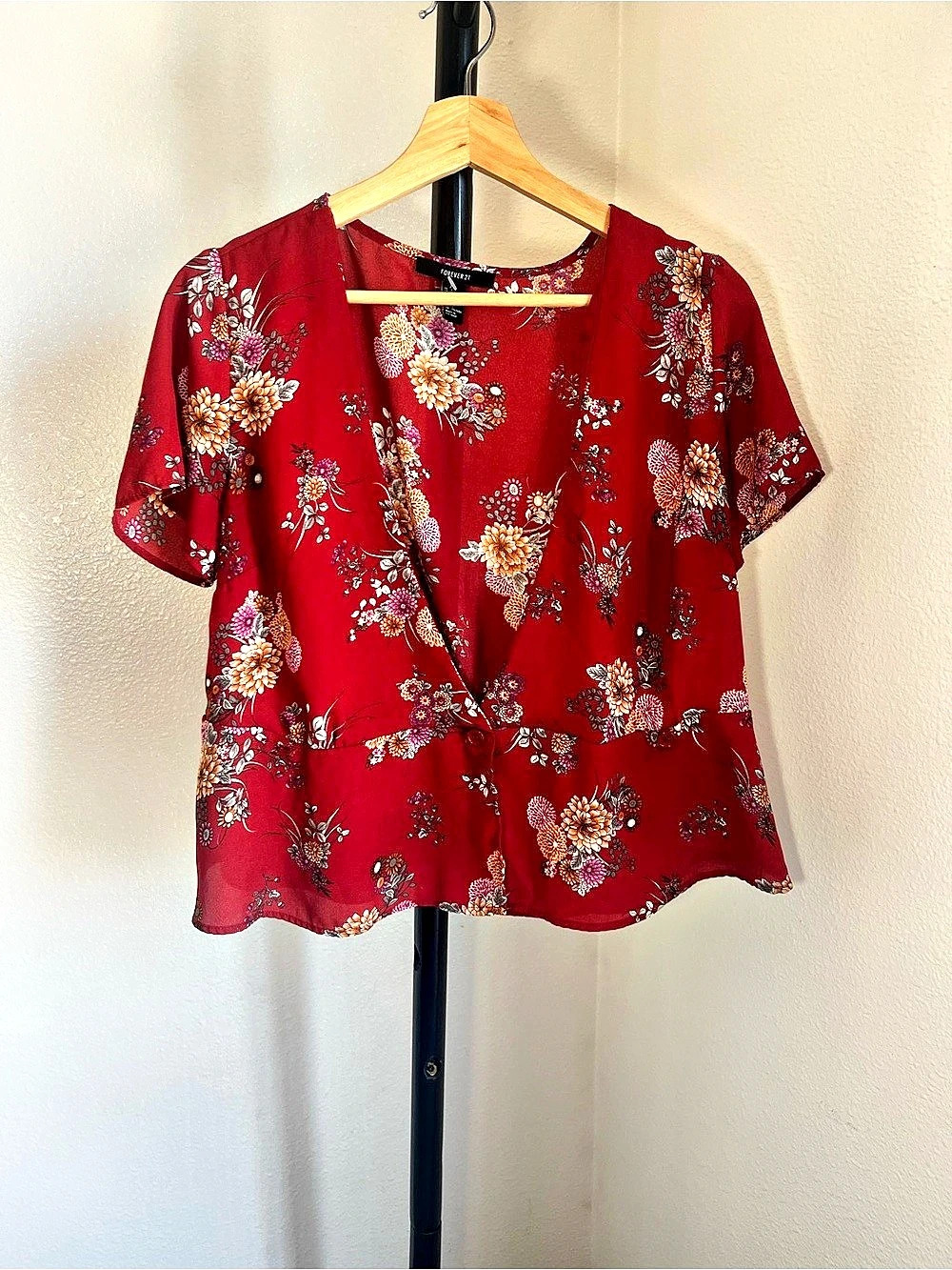 Forever 21 Floral Blouse in Red Size Medium Like New
